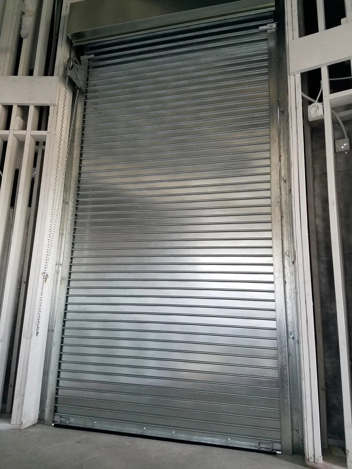 Model HD5000 - Heavy Duty Commercial 22 Gauge Steel Roll Up Door - Image 3